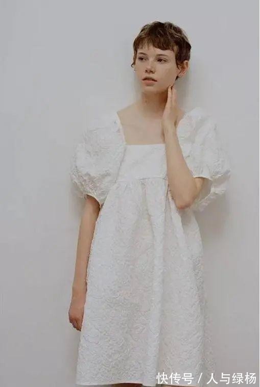 搭配 平底鞋的好，连讲究的英国女王都抗拒不了，更何况我们呢！