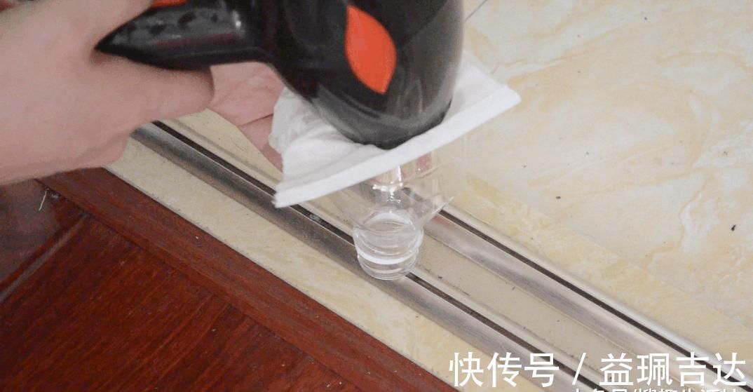 塑料瓶上粘张纸巾, 没想到还有这妙用, 解决了家家户户都困扰的难题