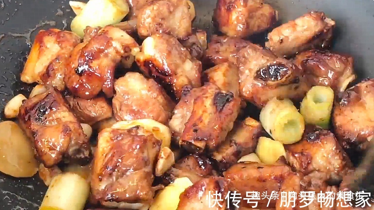 做排骨,不要焯水跟油炸了,教你一个做法,软烂脱骨,超下饭