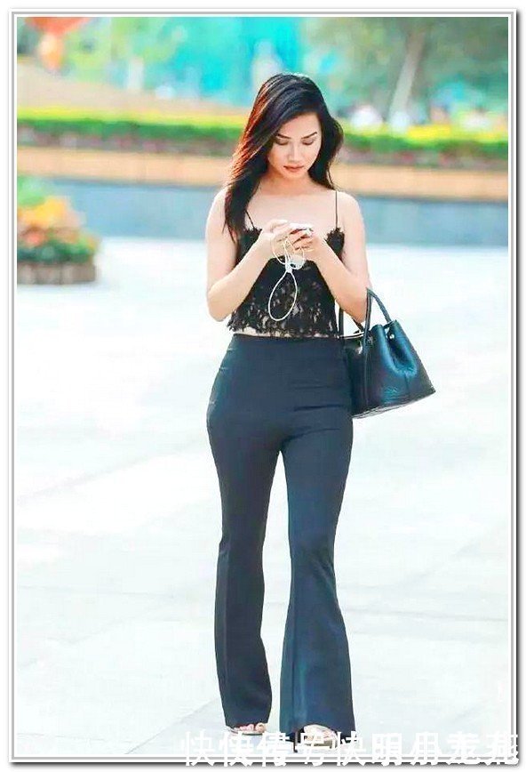 背心|长发披肩的小姐姐，镂空背心搭喇叭裤，体现出极致的美