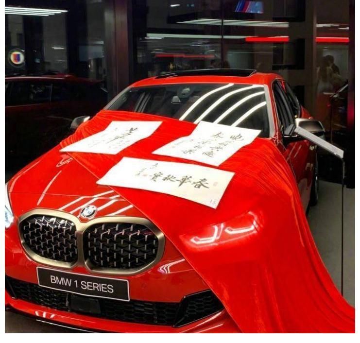 书法&刘晓庆穿旗袍办书法展,五官诡异似“面具”,胸前玉挂件比拳头大