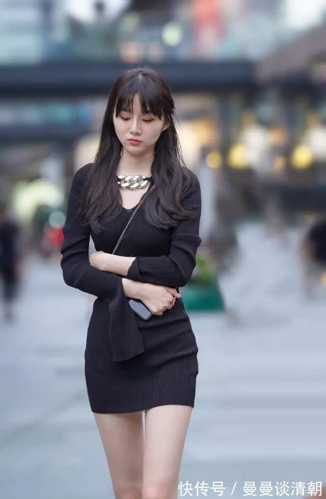 女生 黑色修身连衣裙,搭配时尚粗跟凉鞋,穿出优雅女生的风格