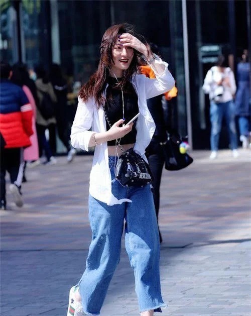 街拍：身材高挑的小姐姐，骨感的美人，笑容甜美可爱