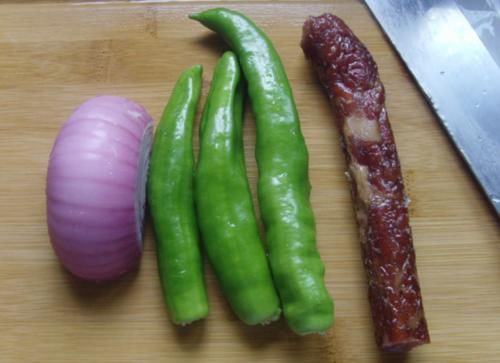 炒腊肠前，该不该用水先煮一遍？一直傻傻不明白，难怪肉柴没腊味