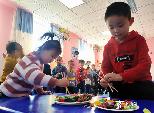 “饺子大比拼”看小可爱们花式过冬至