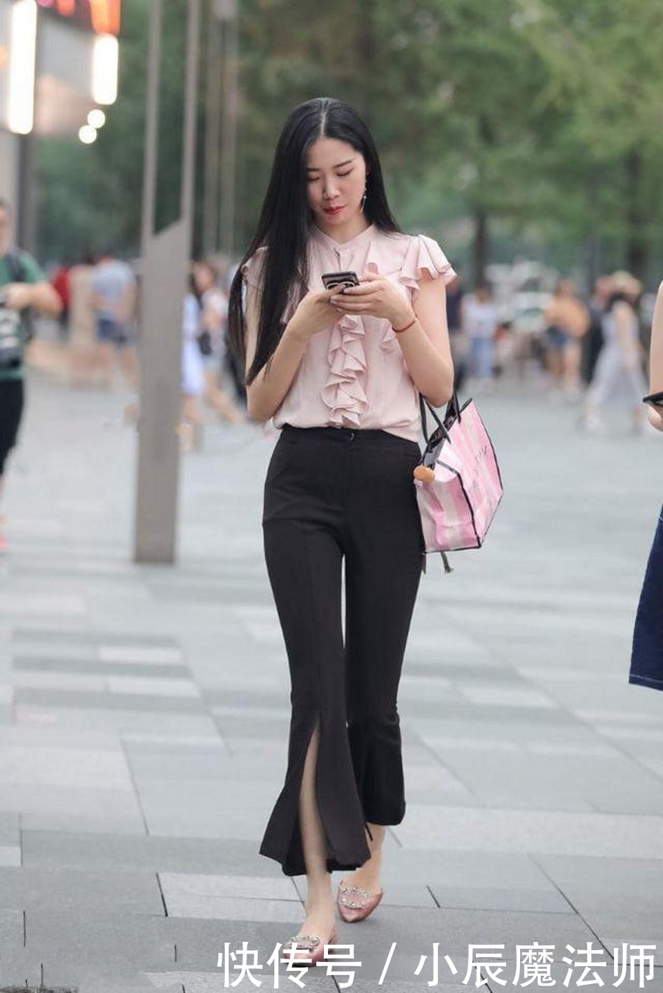 连体|路人街拍,黄色与白色的连体裤搭配优雅大方,看起来精美时尚