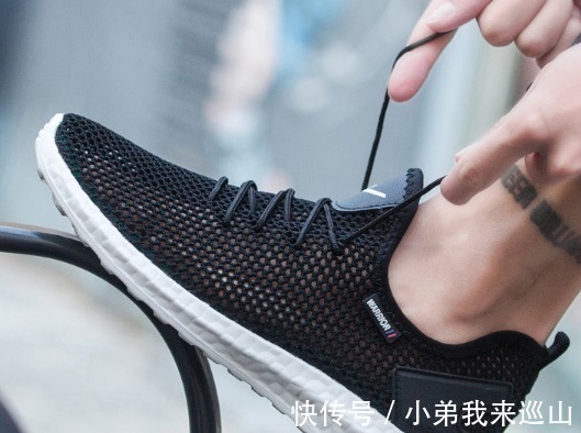 trap 外国游客在中国疯抢“国产跑鞋”,遭国人吐槽,外国人带回国长脸!