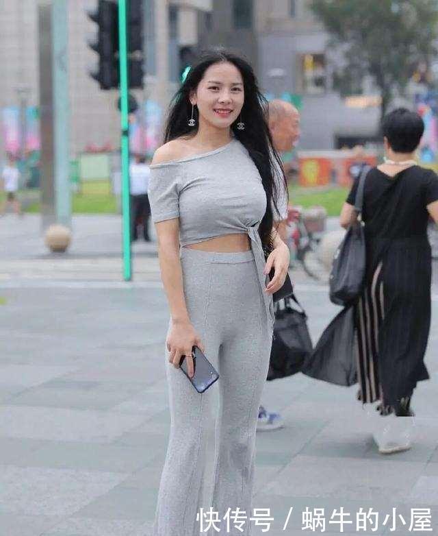白色衬衫 白色露腰上衣搭配白色露腰打底裤,不同风格的搭配,显身材性感