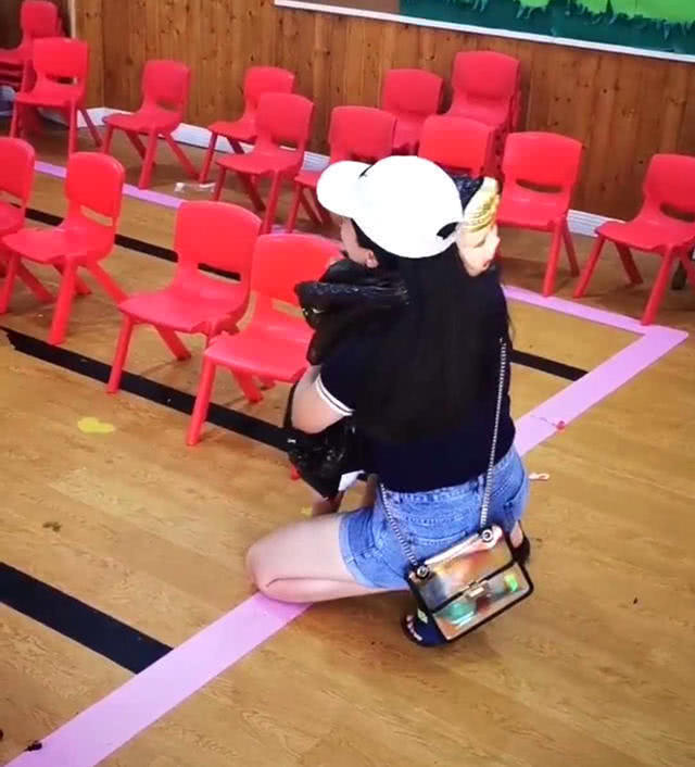 场景|妈妈忘了女儿的亲子活动,宝宝坚持到最后,妈妈赶到时场景太暖心