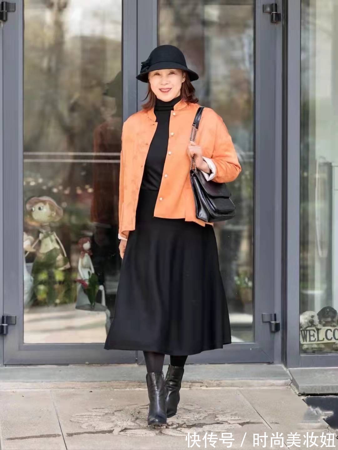 黑色 65岁的女人新年怎么穿?看看这位奶奶的搭配,优雅大气又高级