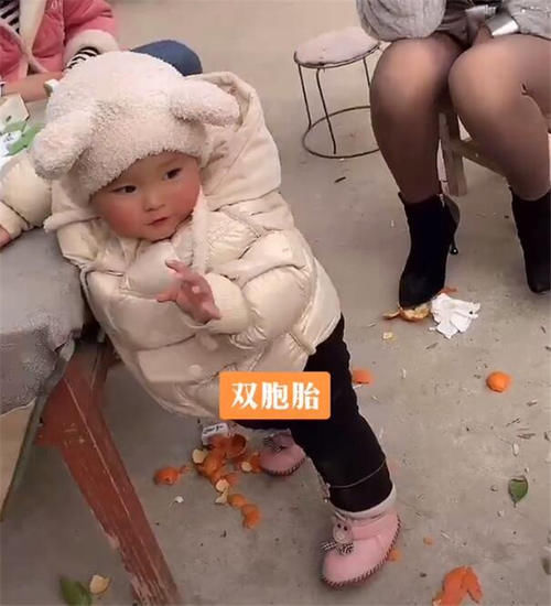 宝妈|双胞胎宝宝分开养,妈妈带的还不会走路,奶奶带的撵着鸡跑!