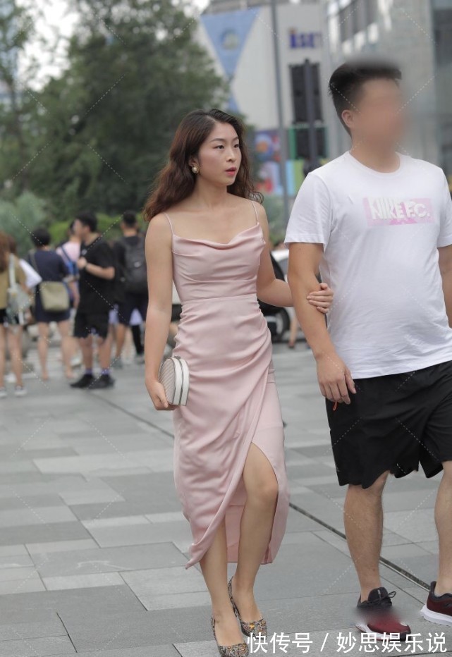 尼龙类 粉色裹身裙乍一看以为是“袈裟”,搭配彩色珍珠高跟鞋时尚感满满