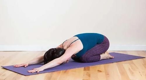 瑜伽|妈妈倒立练瑜伽,宝宝笑着赶来“吃奶”,动作乐坏网友:饿坏了吧