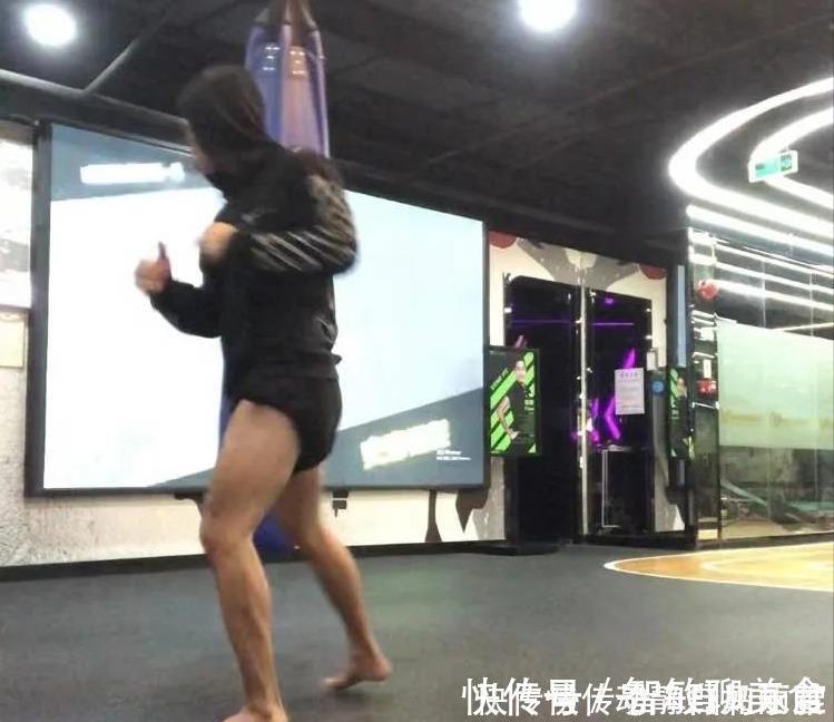 驻颜有术|46岁大叔健身多年,驻颜有术,肌肉壮硕颜值很高,硬拉180公斤