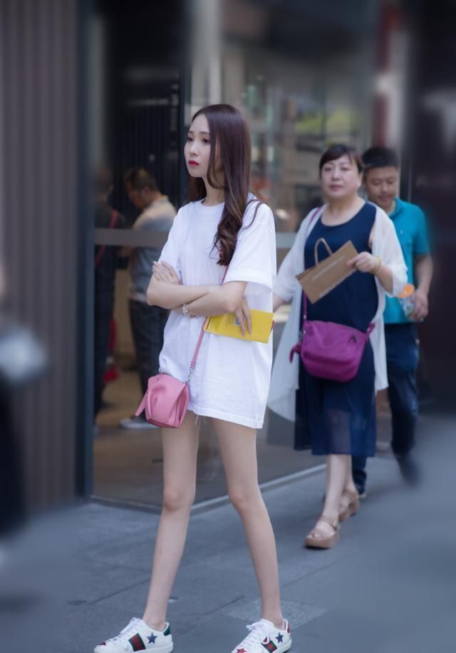 街拍:小姐姐身穿吊带裙,一股名媛淑女风,笑容甜美可爱