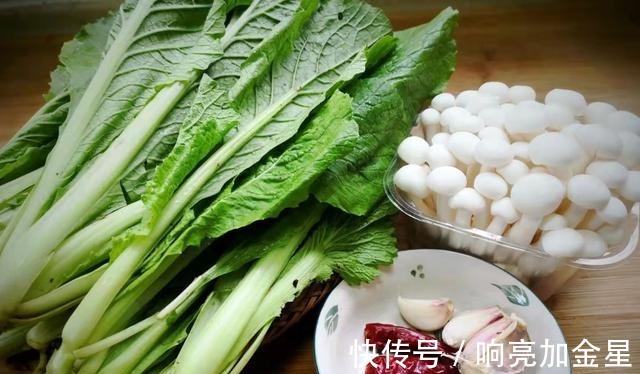 孩子|这两样素菜一起炒,不放肉也很鲜,入秋后多给孩子吃,简单又营养!
