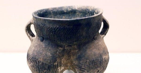 砖瓦厂|砖瓦厂发现古墓,墓主身份难以确定,农民拿出一物解开疑惑