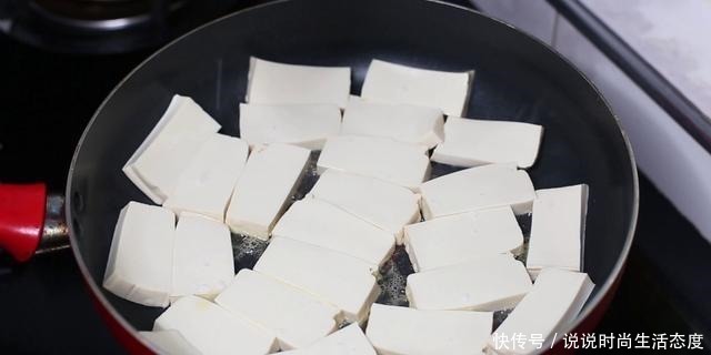 汤汁|豆腐好吃有诀窍，大厨教你这样做，放一个西红柿，汤汁都拌饭吃了