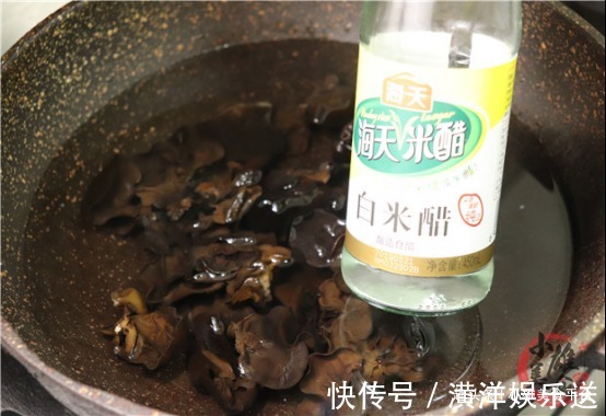 泡木耳，用冷水还是热水都不对，教你一招，1分钟泡发又大又软