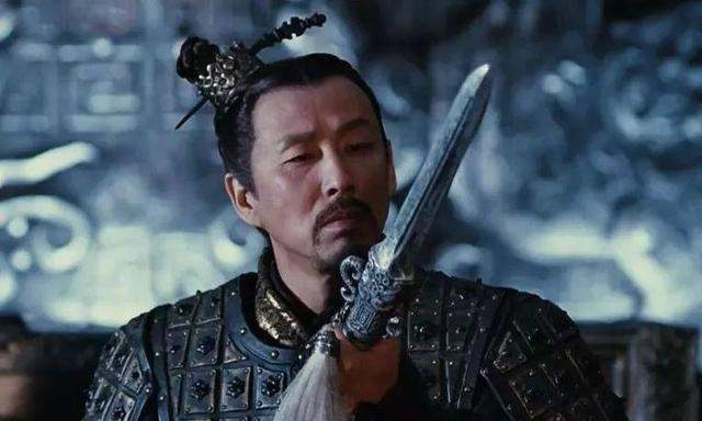 专家们!汉代留下一件陶俑,证明两个“鹰目狼顾”的名人,有可能是存在的