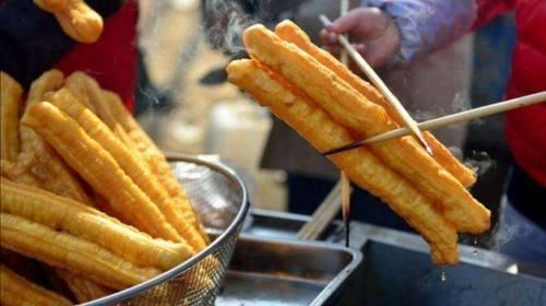 炸油条时,切记“1忌2放”窍门,出锅比手臂还粗,10小时不回软!