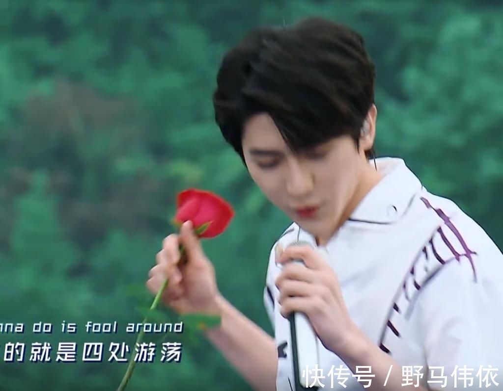 玫瑰花|蔡徐坤略过baby,把玫瑰花给沙溢以为没事,谁知baby手部举动真实了