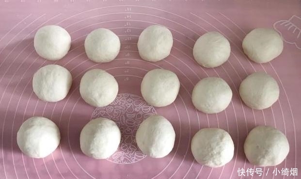 面粉|日式香芋饼,蒸完揉成泥,裹上面粉压成型,还用得着去买?