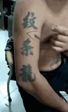 |搞笑GIF:今天视察老婆工作,我只能薅你的头发了