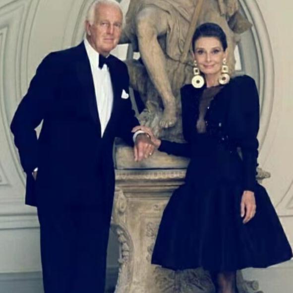 版型 赫本老年干瘦有皱纹仍优雅美丽,穿搭经典有书香气,超合适妈妈们