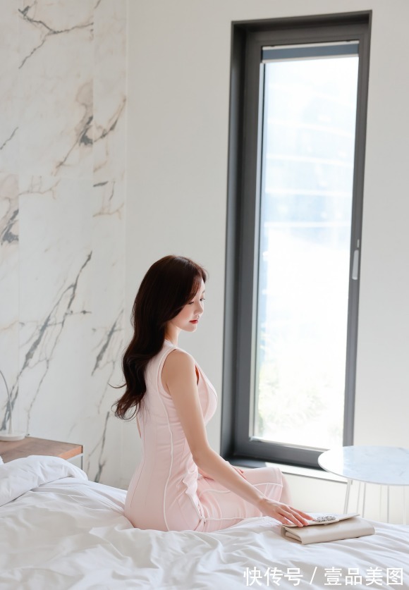 孙允珠|女神孙允珠时尚搭配:砂糖蜜雪月桂淡粉修身及膝裙