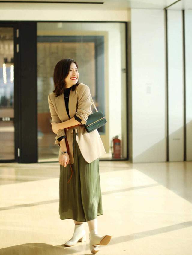 针织衫|25、35岁的韩系穿搭技巧分享,针织衫搭配百褶裙,精致高级又优雅
