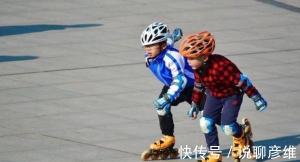 宝宝们|两岁宝宝偷偷摆弄“小肚腩”,被妈妈发现后,瞬间变脸表情超萌