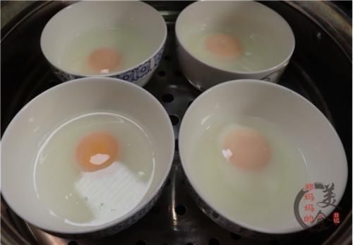 鸡蛋|荷包蛋不可直接下锅煮，教你饭店的诀窍，一锅煮4个，个个圆溜溜