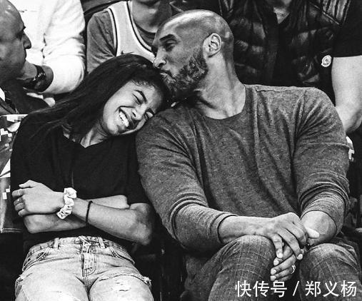 科比|瓦妮莎晒亲吻照缅怀科比,事故地点立父女雕像,鲜花铺地音容宛在