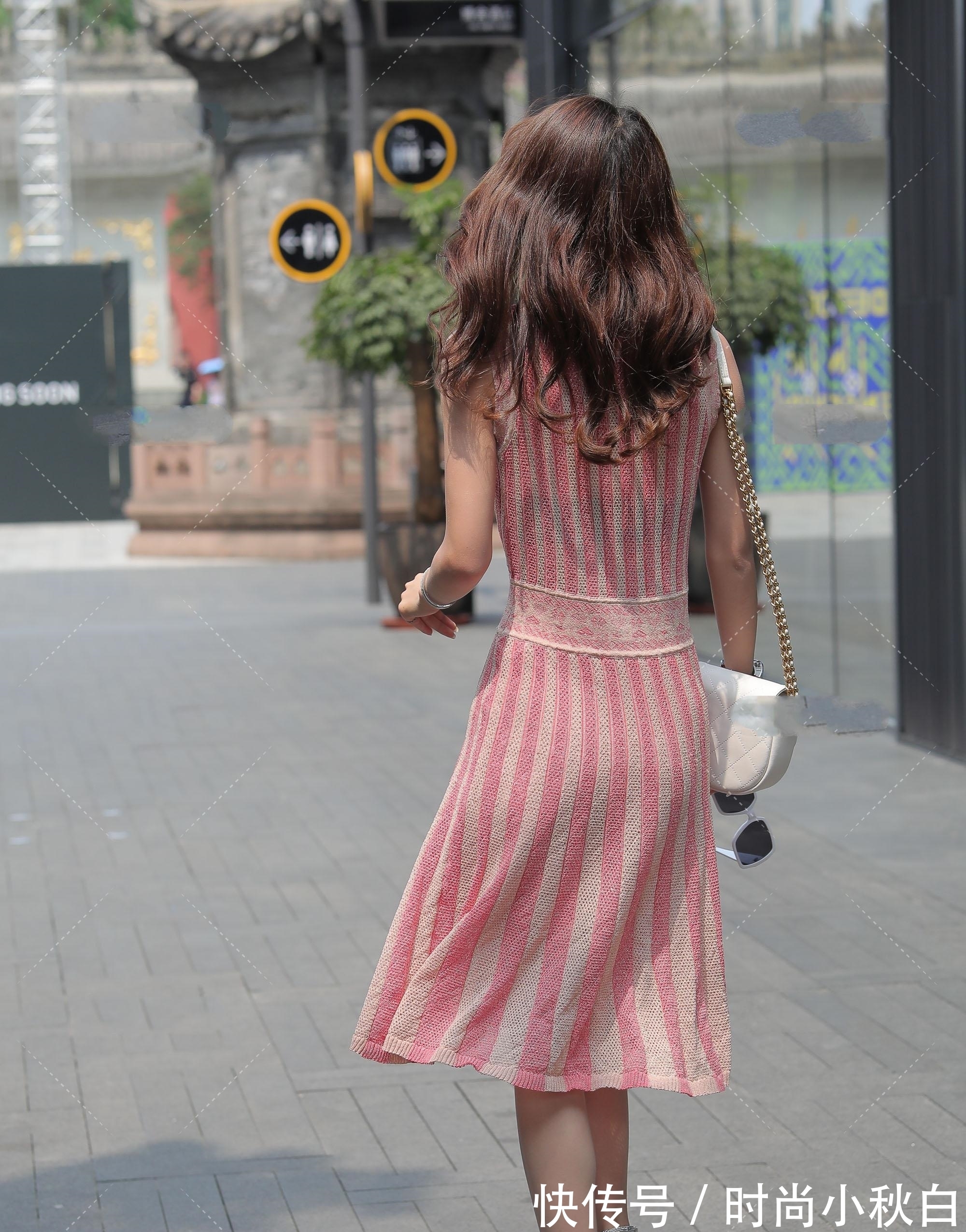 条纹|粉色条纹针织长裙搭配可爱小圆包,性感前卫,时尚俏丽