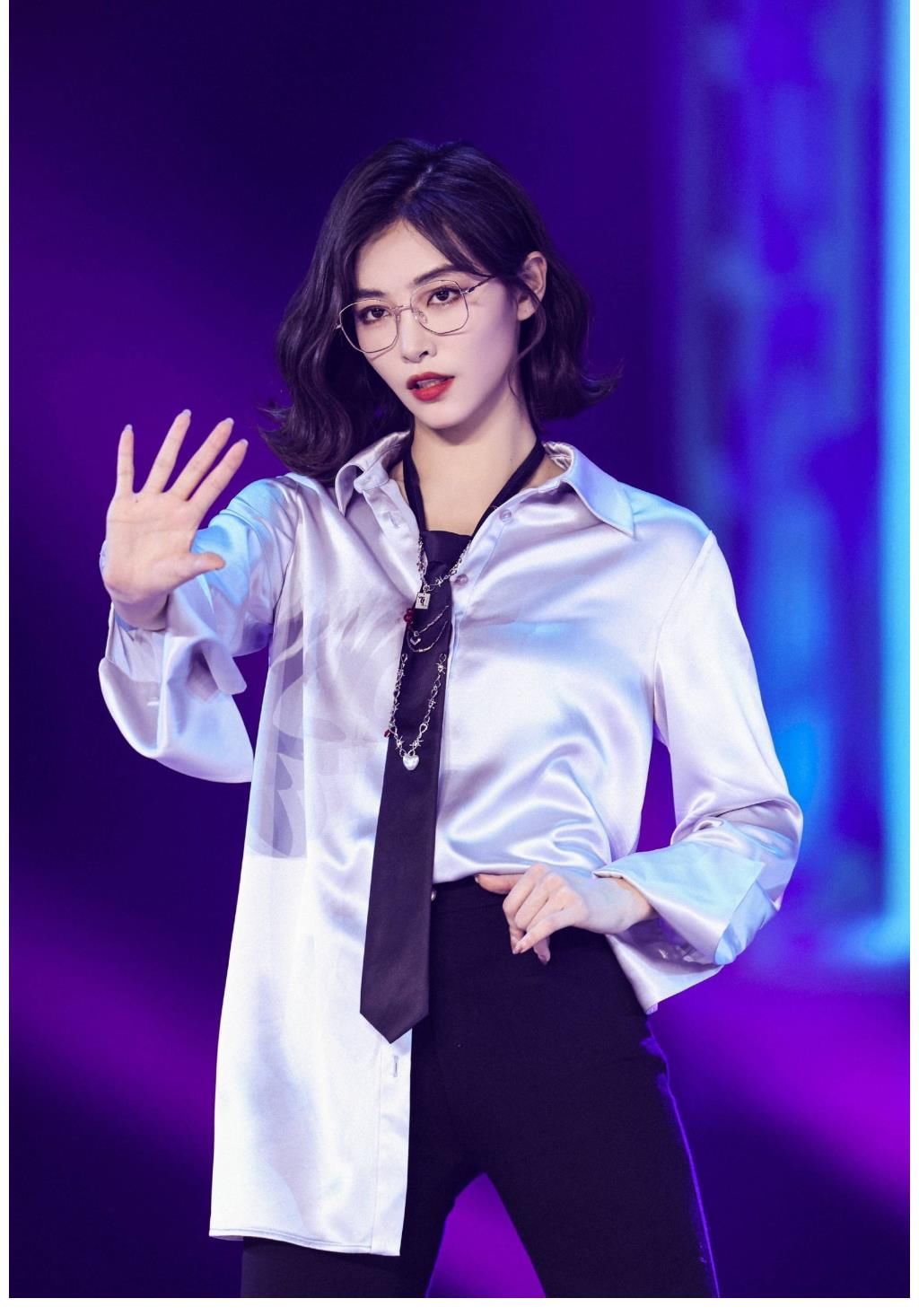 许佳琪的舞台照,爱看一些自信又吸引的美女