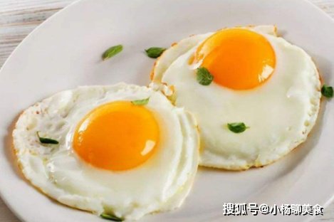 荷包蛋|煎荷包蛋,到底用凉油还是热油?加入一点“它”,鸡蛋完整不粘锅