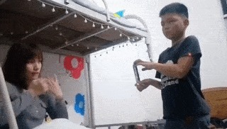 |搞笑GIF:美女有你这样吃饺子的吗,你家醋难道不要钱吗