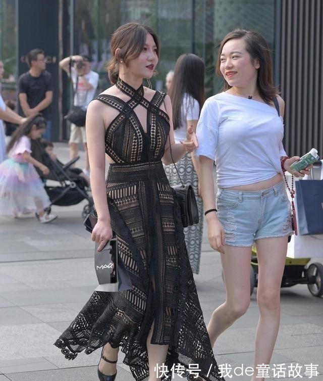 黑色 漂亮的镂空黑色长裙,这样的服装一般人是很难驾驭的!