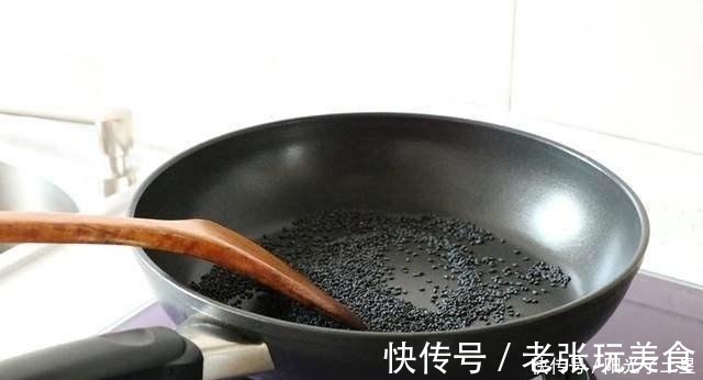 黑芝麻|入冬后,用它来代替豆浆牛奶,补气又养血,面如桃花不用涂胭脂!