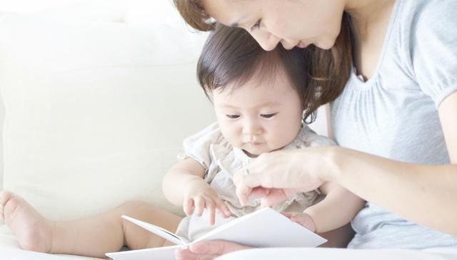 爸爸|卑微宝爸伺候“贵妃女儿”吃草莓,小心翼翼的样子,让人哈哈大笑