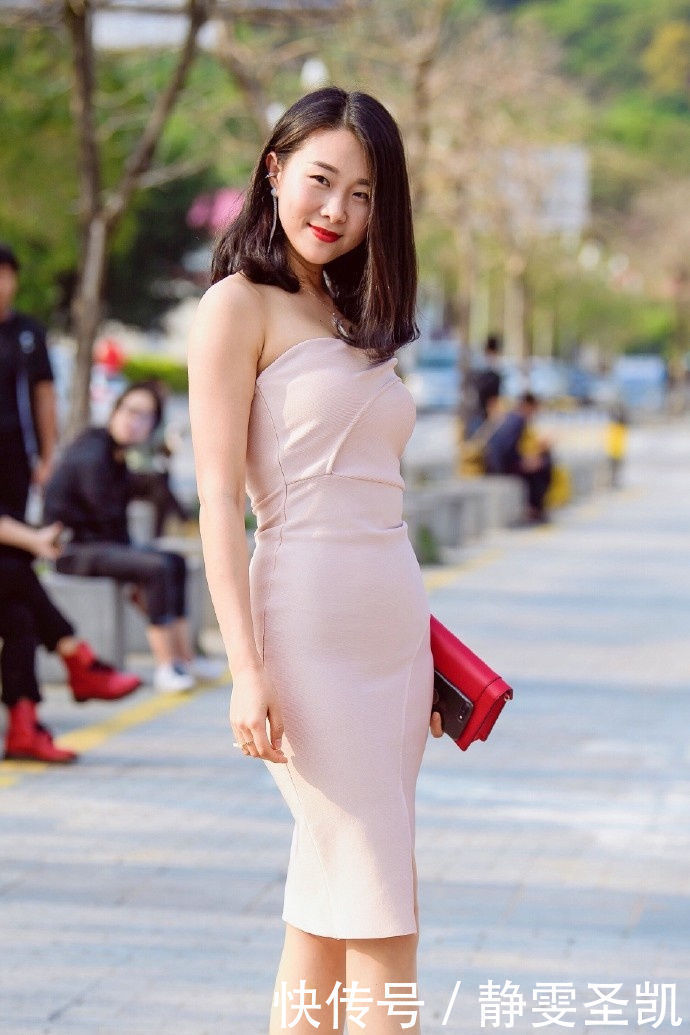 美女街拍时尚干练的小姐姐,简单随性的穿搭,潮流时尚有个性