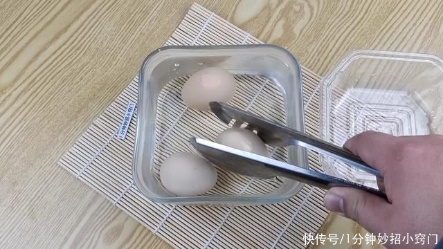 剥鸡蛋壳,许多人第一步就错,大厨教你方法,3秒蛋壳轻松脱落