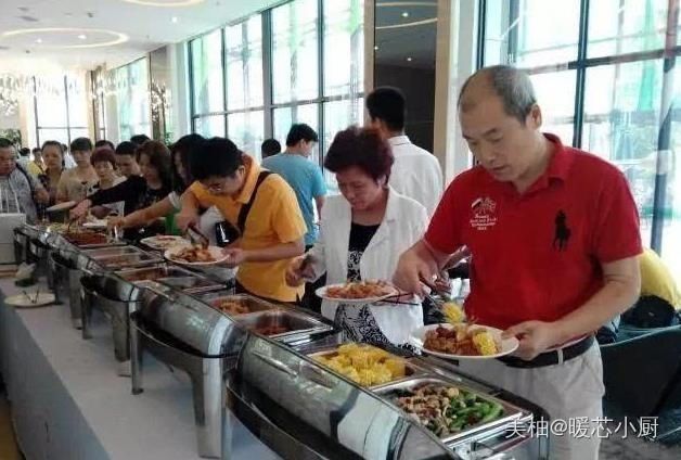  大妈吃自助餐“抢食”引众怒，老板亲自来撵人，网友真没素质