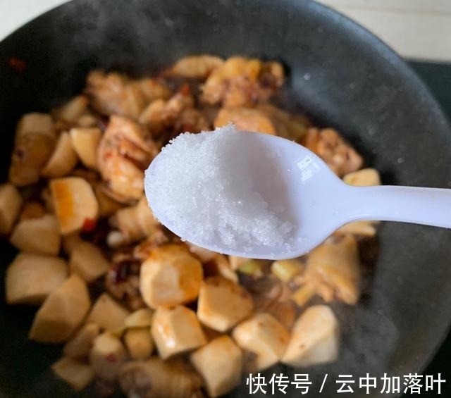 芋头搭配鸡肉这样做，芋头绵软，鸡肉细嫩入味，太解馋了！