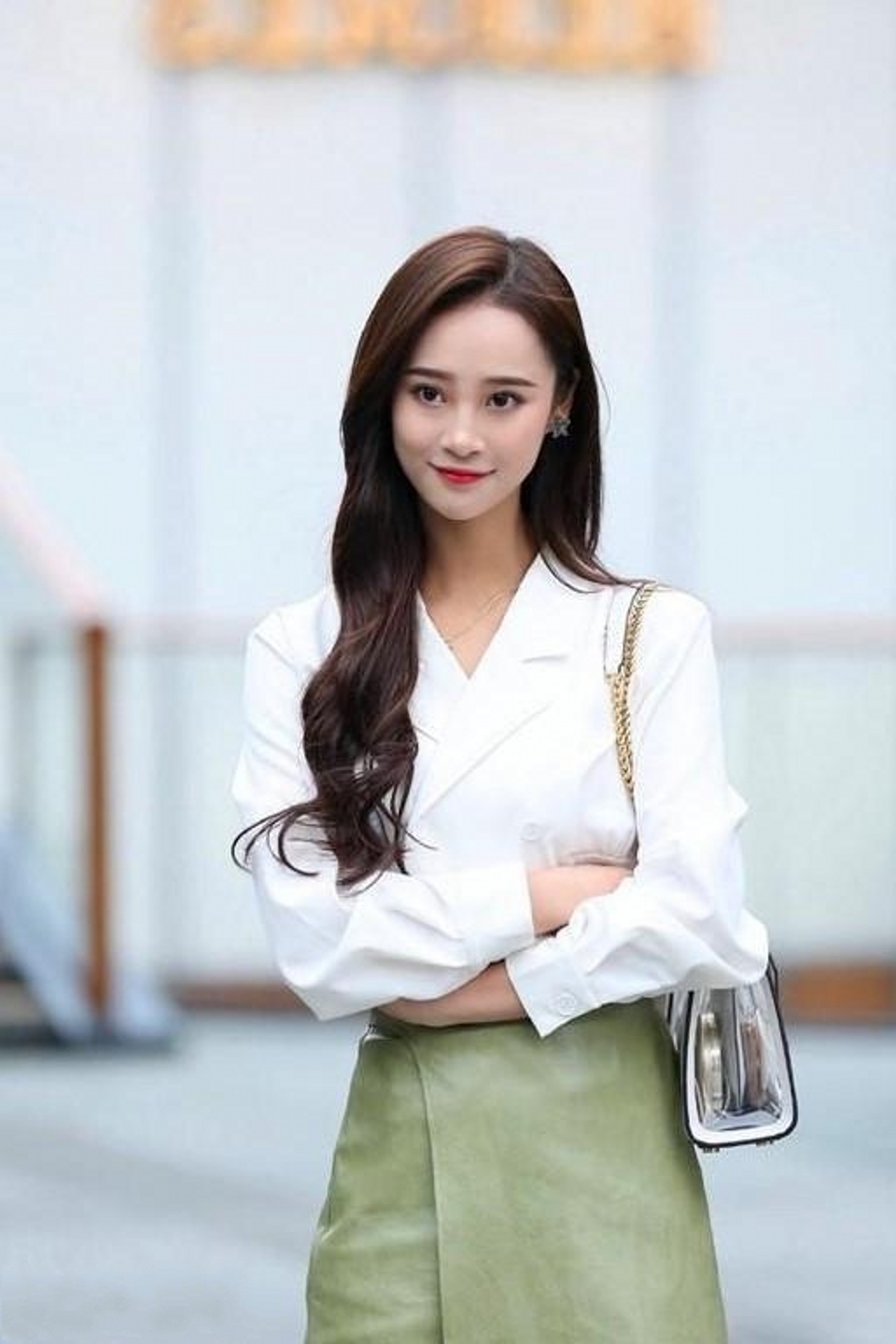 街拍，美女直接穿了一条白色短裤，看起来更加大气自然