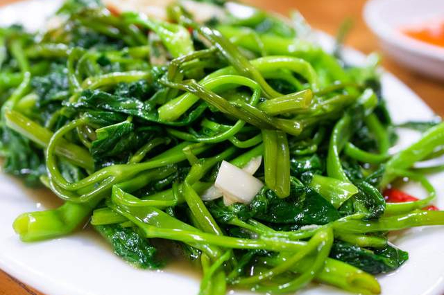 炒空心菜，还没出锅就发黑大厨给你支一招，鲜嫩爽脆，绿油油的