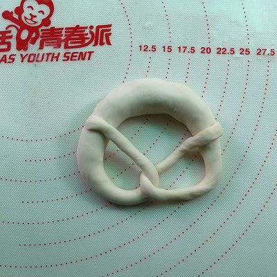 高颜值爱心碱水面包