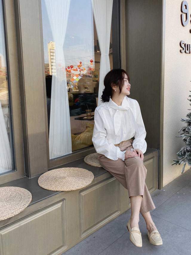 小蛮腰|花哨衬衫过时了,今秋流行“白衬衫+烟管裤”,配上低跟鞋超好看