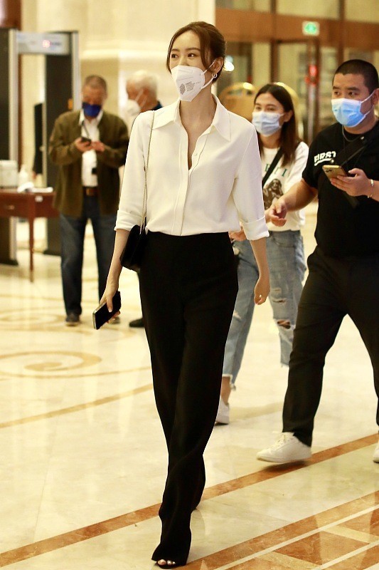 衬衫|童谣气质一般人真比不了,基础款白衬衫搭配黑裤子,气场强大